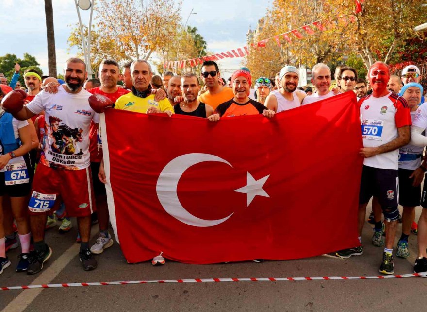 Tarihin içinde maraton koşusu renkli görüntülere sahne oldu