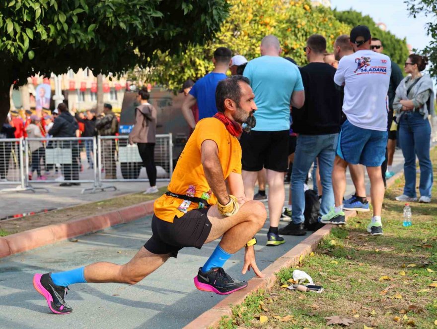 Tarihin içinde maraton koşusu renkli görüntülere sahne oldu