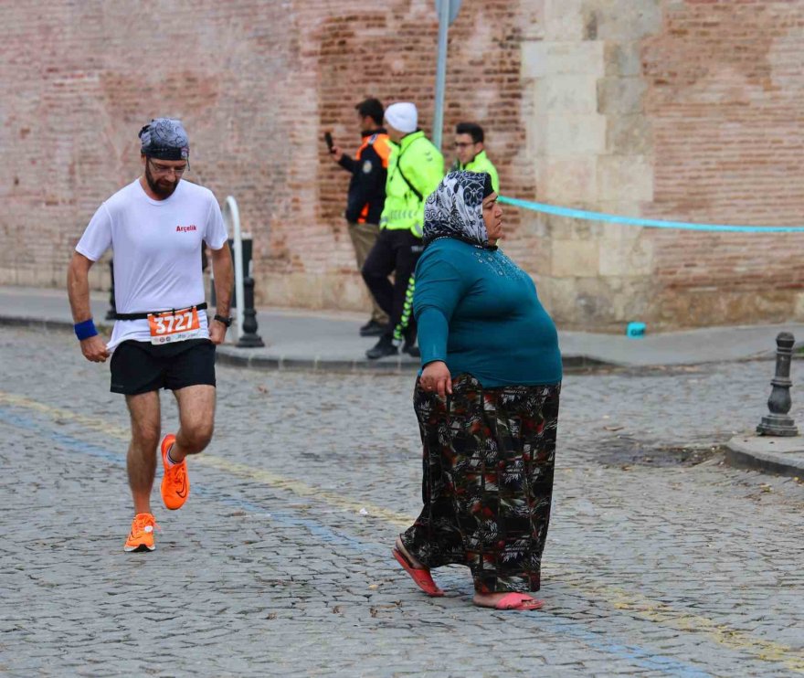 Tarihin içinde maraton koşusu renkli görüntülere sahne oldu