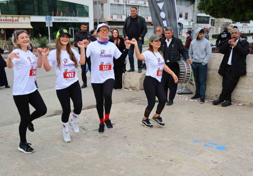 Tarihin içinde maraton koşusu renkli görüntülere sahne oldu