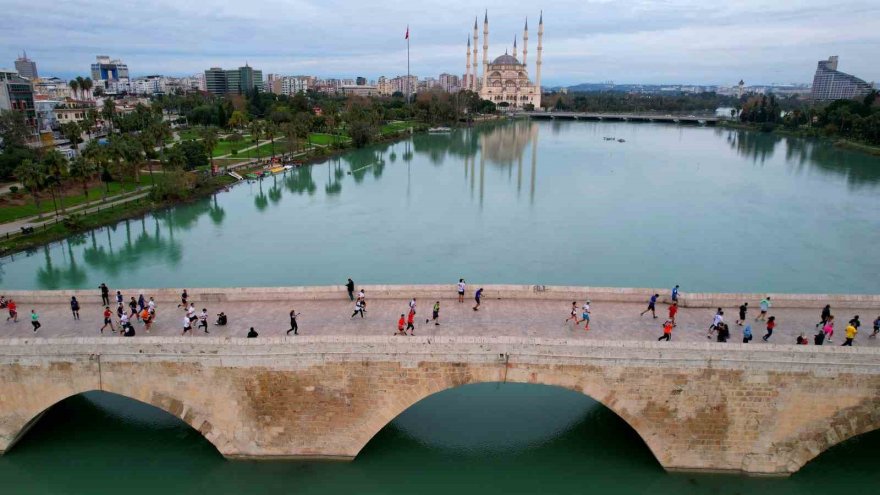 Tarihin içinde maraton koşusu renkli görüntülere sahne oldu