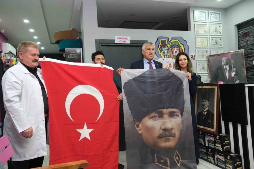 Belediye Başkanı Karalar, Atatürk’e hakaret edilen veteriner kliniğini ziyaret ederek, “yalnız değilsiniz” mesajı verdi