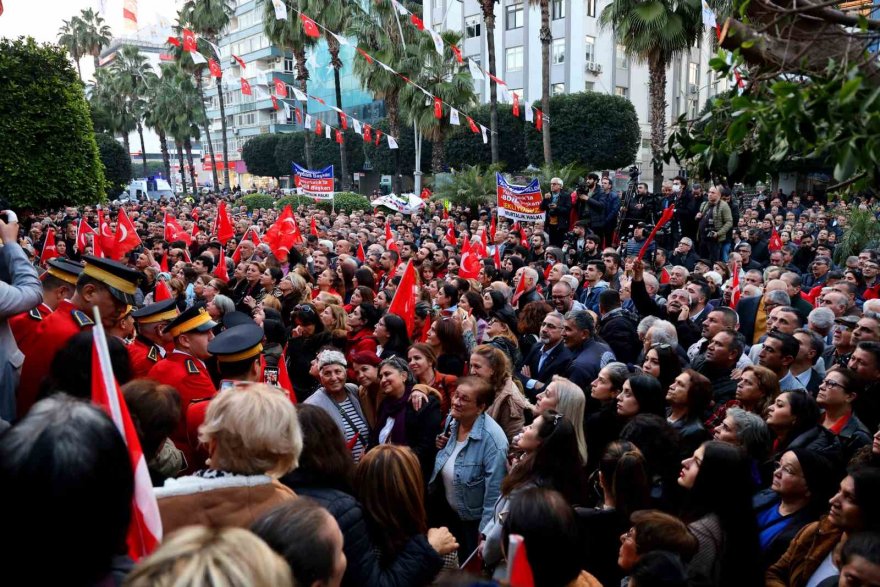 Yeniden aday gösterilen Adana Büyükşehir Belediye Başkanı Karalar, vatandaşlarla buluştu