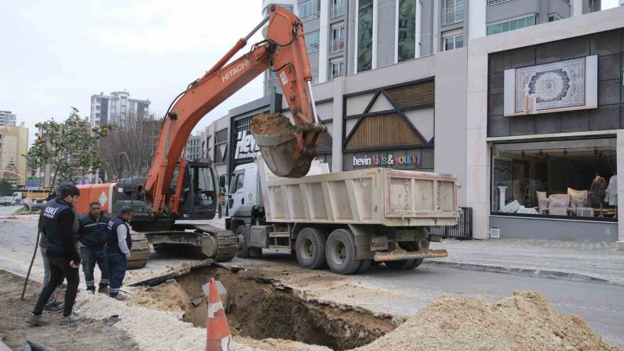 Hilmi Kürklü Bulvarı’nda 2 km’lik su hattı yenilendi