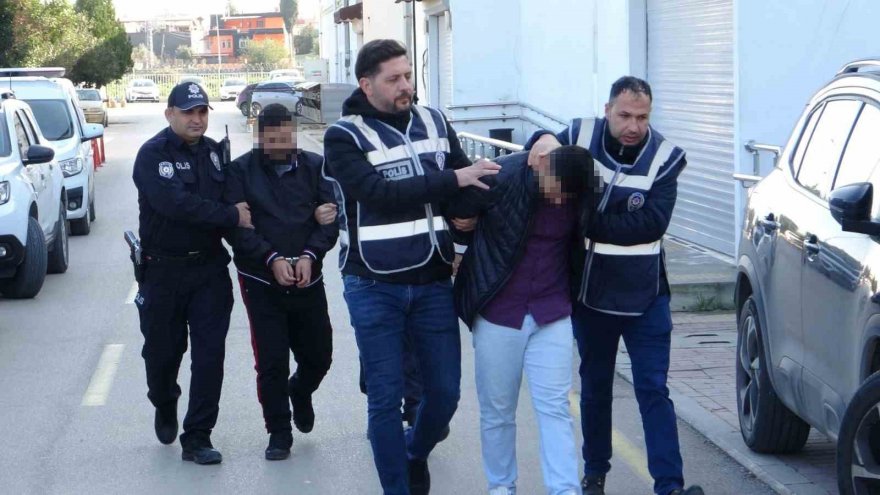 Seyhan polisinden iki farklı eve baskın: 2 bin 423 uyuşturucu hap ile silahlar ele geçirildi