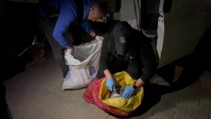 Narkotik polisleri kovalama sonucu durduğu kamyonette 7 kilogram 400 gram esrar ele geçirdi