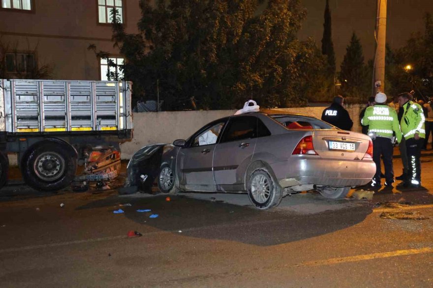 Otomobil park halindeki dorseye çarpıp hurdaya döndü: 2 ölü