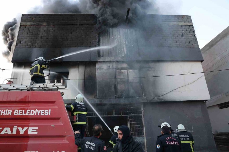 Adana’da sünger deposu yangında kül oldu