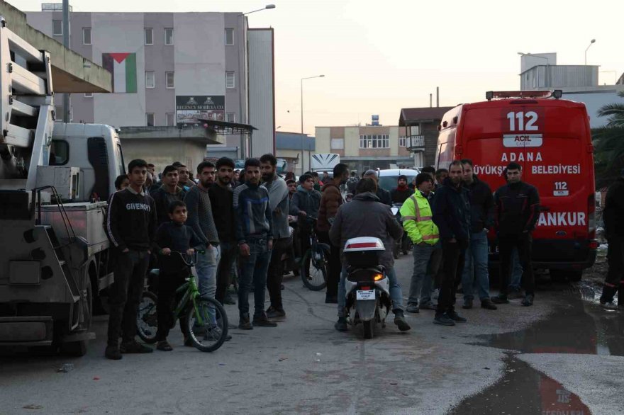 Adana’da sünger deposu yangında kül oldu