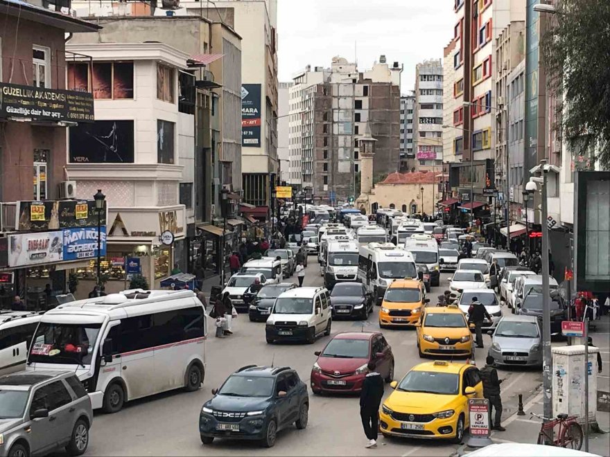 Adana’da taşıt sayısı arttı, korna sesi çileye döndü