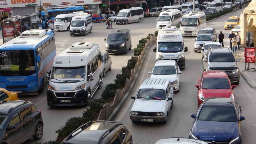 Adana’da taşıt sayısı arttı, korna sesi çileye döndü