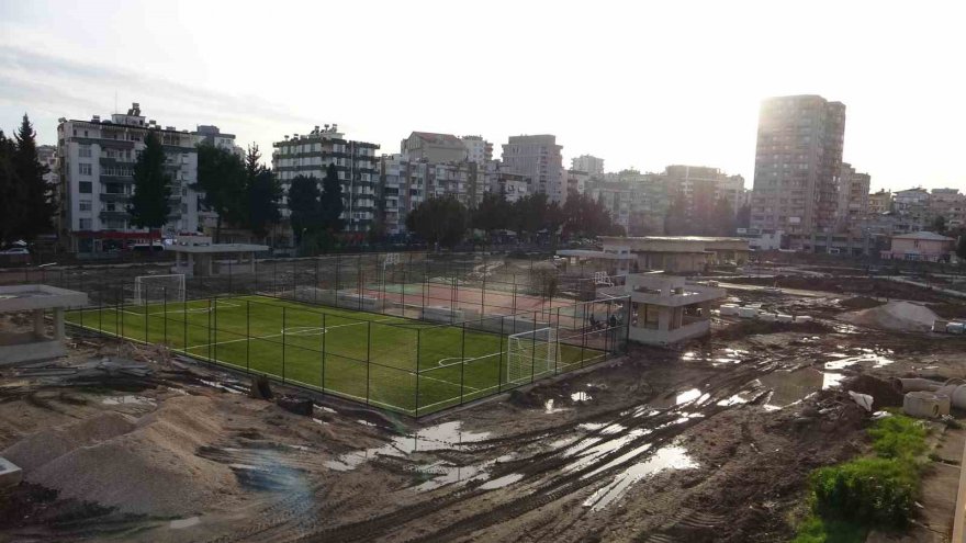 Adana’da 5 Ocak Stadyumu’nun yerinde başlayan Millet Bahçesi’nin yapımı sürüyor