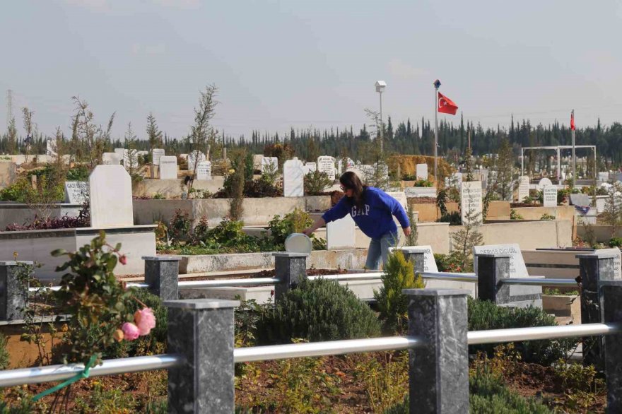 Adana’da deprem mezarlığı Türk bayrakları ile donatıldı