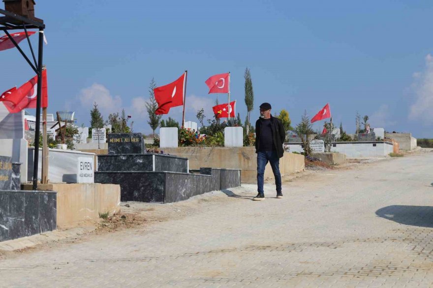 Adana’da deprem mezarlığı Türk bayrakları ile donatıldı