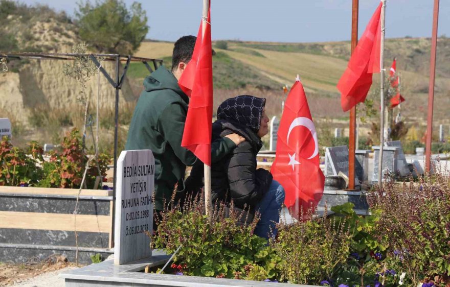 Adana’da deprem mezarlığı Türk bayrakları ile donatıldı