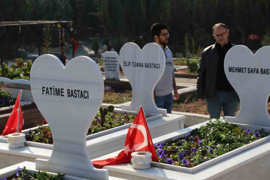 Adana’da deprem mezarlığı Türk bayrakları ile donatıldı