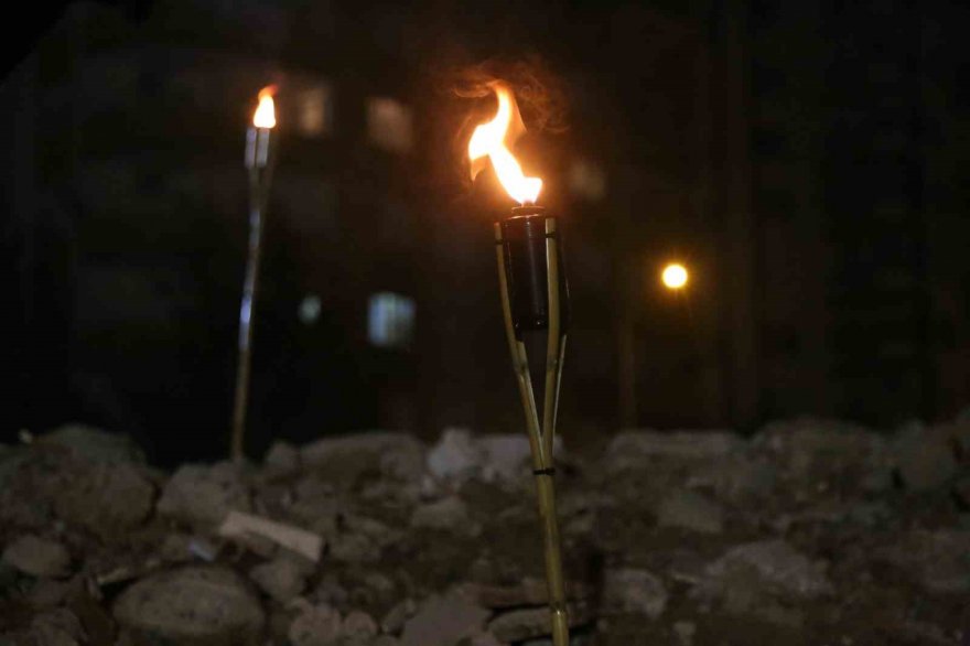 Adana’da depremin yıl dönümde gözyaşları sel oldu