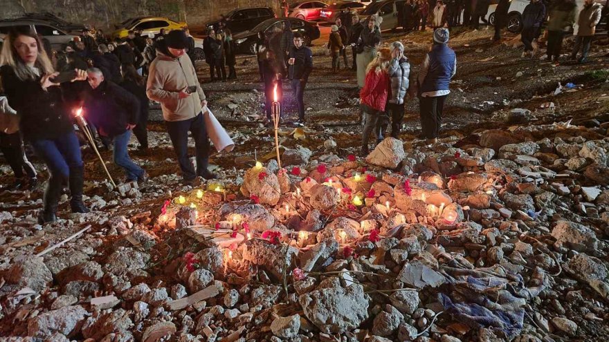 Adana’da depremin yıl dönümde gözyaşları sel oldu