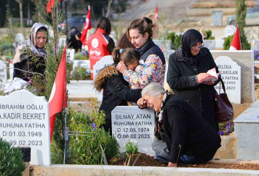 Mezarlıklarda gözyaşları sel oldu