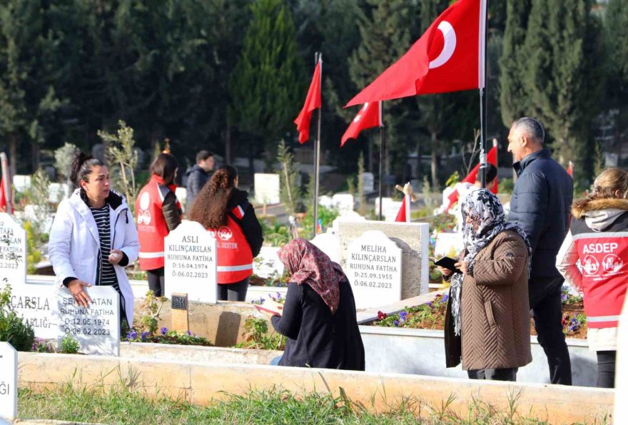 Mezarlıklarda gözyaşları sel oldu