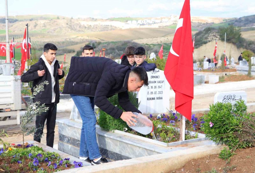 Mezarlıklarda gözyaşları sel oldu