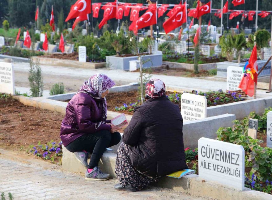 Mezarlıklarda gözyaşları sel oldu