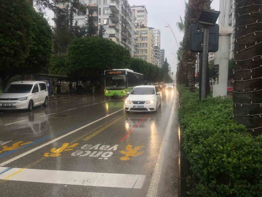 Adana’da yağış etkili olmaya başladı