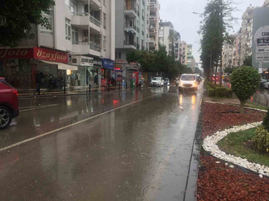 Adana’da yağış etkili olmaya başladı