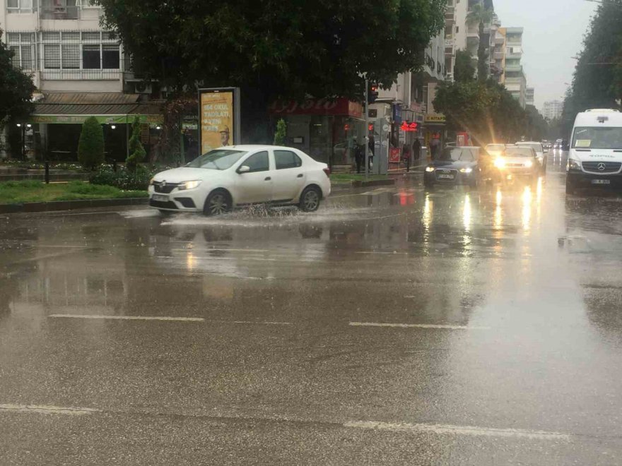 Adana’da yağış etkili olmaya başladı