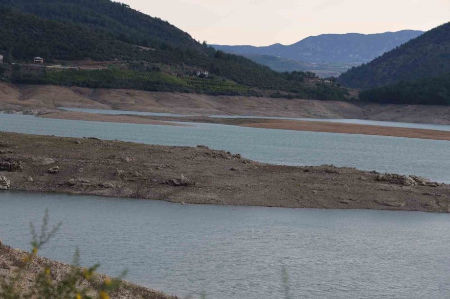 Kozan Barajı’nda su seviyesi yüzde 28’e düştü