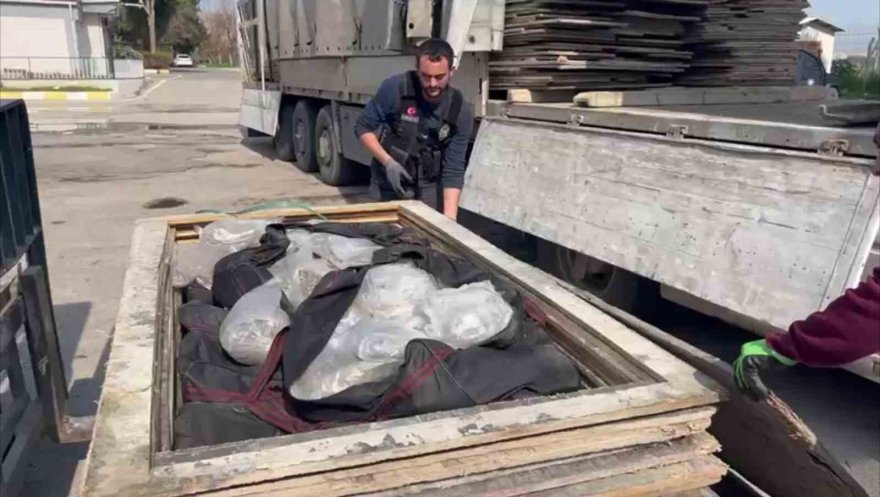 Adana’da sunta içine zulalanmış 100 kilogram esrar ele geçirildi