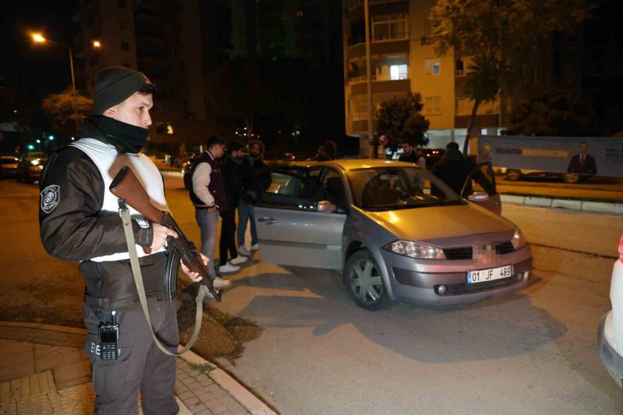 Çukurova polisi giriş-çıkışı kapattığı mahallede uygulama yaptı