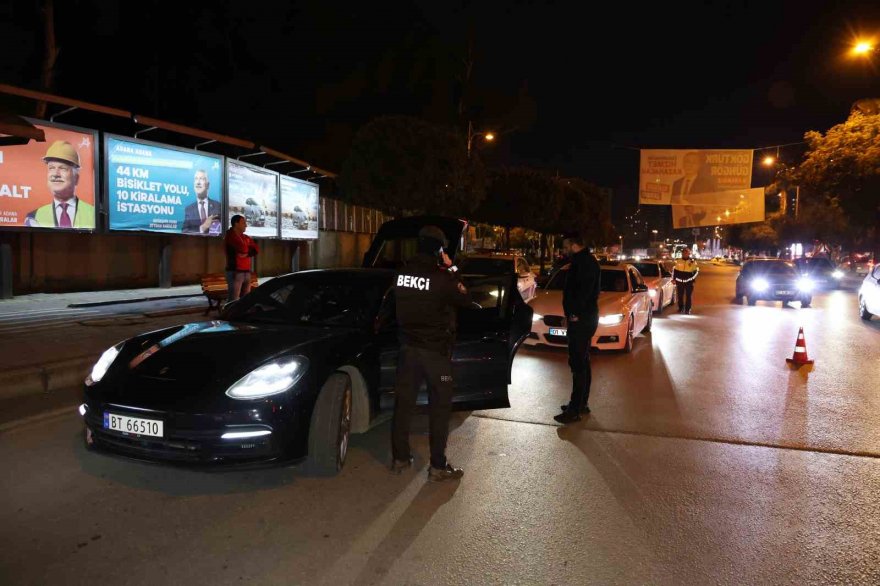 Çukurova polisi giriş-çıkışı kapattığı mahallede uygulama yaptı