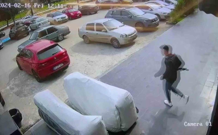 Adana'da kıskançlık krizine giren adam, eski eşini iş yerinde vurdu