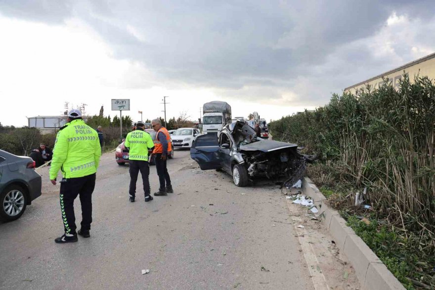 Adana’da otomobil karşı şeride geçip midibüse çarptı: 2 kişi öldü, 14 kişi yaralandı