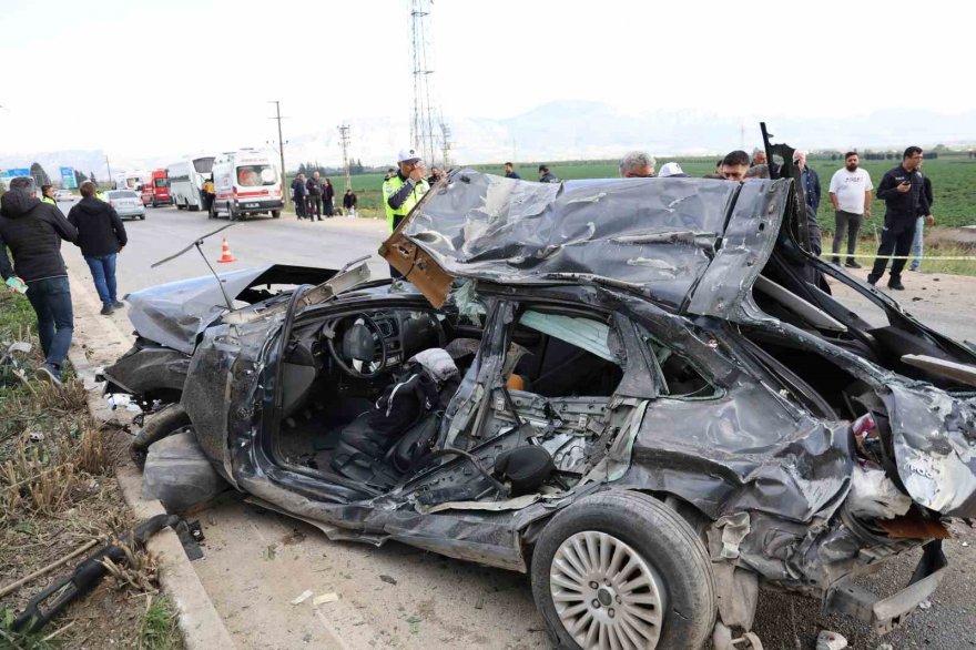 Adana’da otomobil karşı şeride geçip midibüse çarptı: 2 kişi öldü, 14 kişi yaralandı