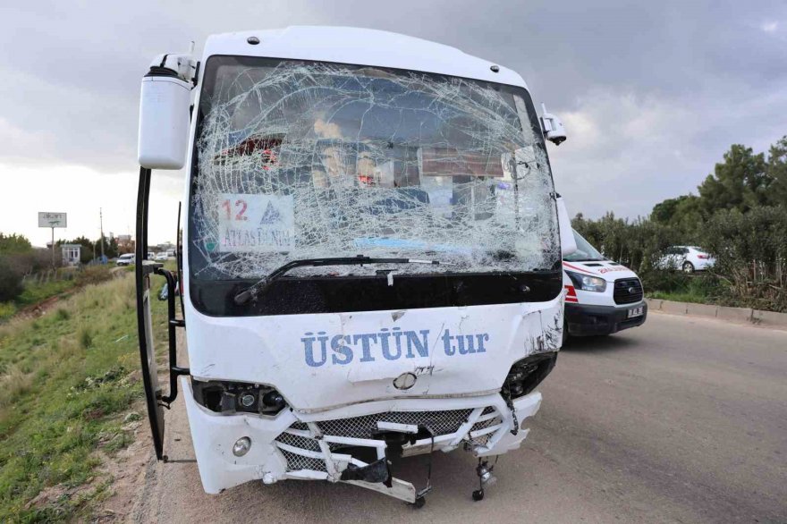 Adana’da otomobil karşı şeride geçip midibüse çarptı: 2 kişi öldü, 14 kişi yaralandı