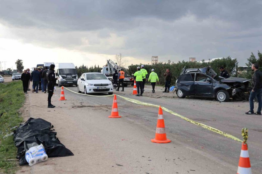 Adana’da otomobil karşı şeride geçip midibüse çarptı: 2 kişi öldü, 14 kişi yaralandı