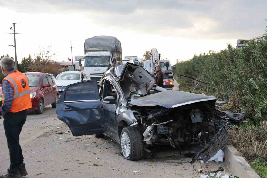 Adana’da otomobil karşı şeride geçip midibüse çarptı: 2 kişi öldü, 14 kişi yaralandı