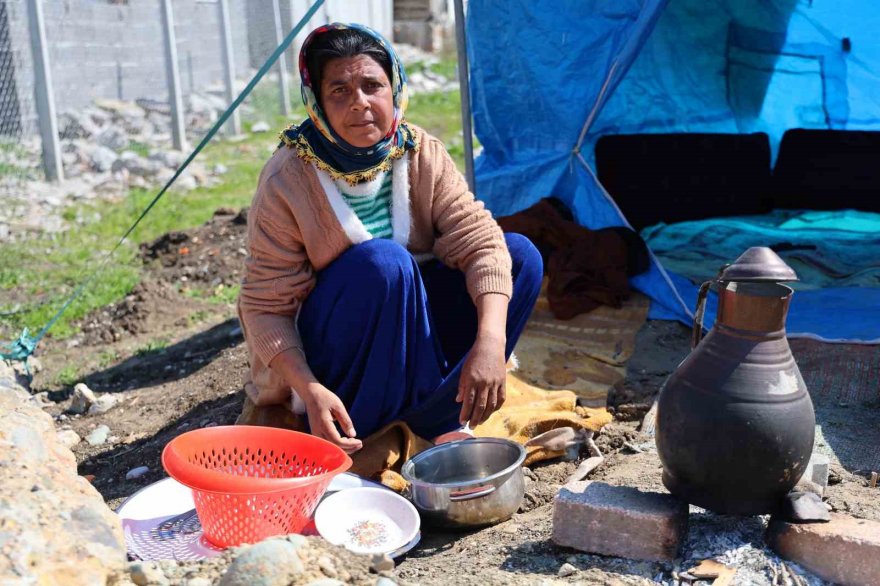 Uyuşturucu müptelası kocası tarafından darp edilip sokağa atılan kadın, çocuklarıyla çadırda yaşamaya başladı