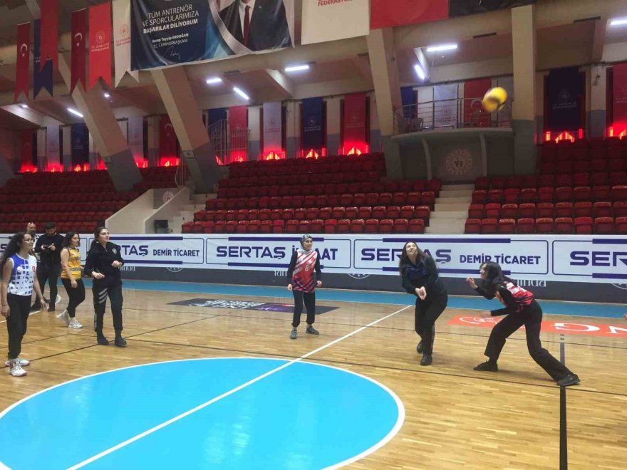 Polis ve voleybolculardan ‘Erik Dalı’ eşliğinde antrenman