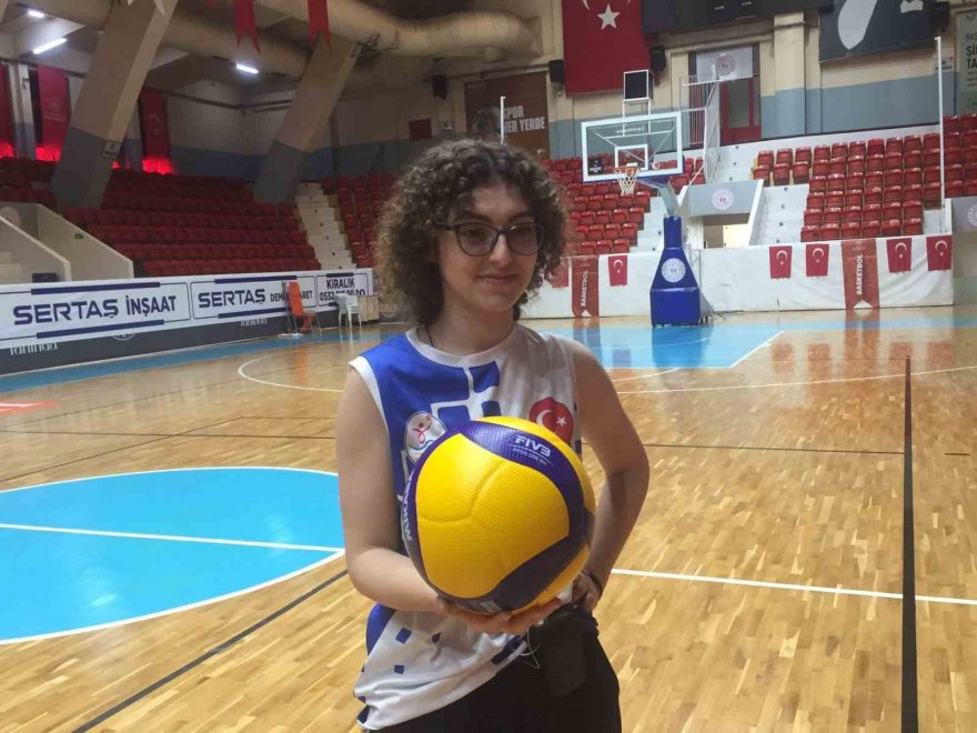 Polis ve voleybolculardan ‘Erik Dalı’ eşliğinde antrenman