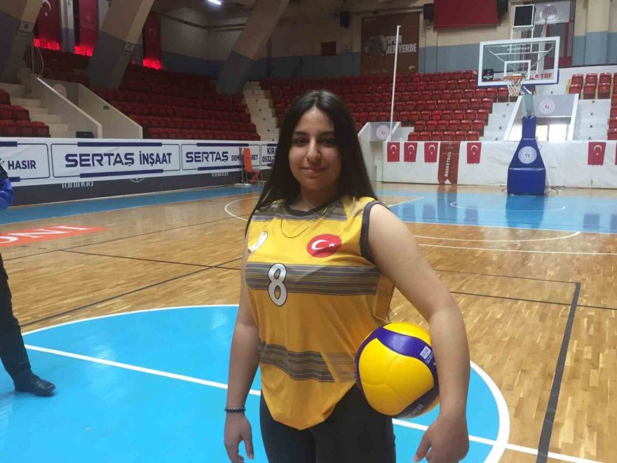 Polis ve voleybolculardan ‘Erik Dalı’ eşliğinde antrenman