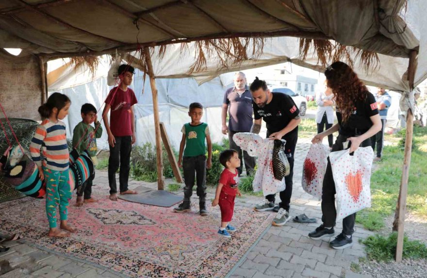 Dezavantajlı binlerce çocuğa bayramlık kıyafet dağıtıldı