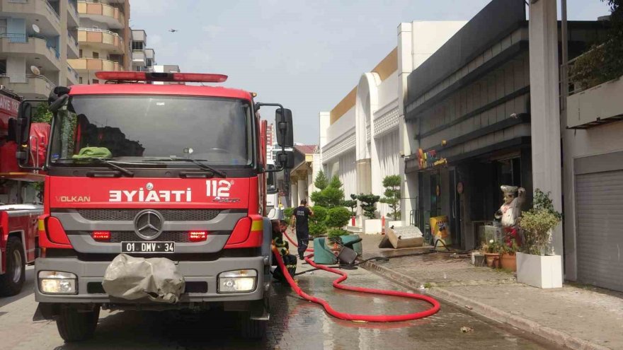 Adana’da kafedeki yangın korkuttu