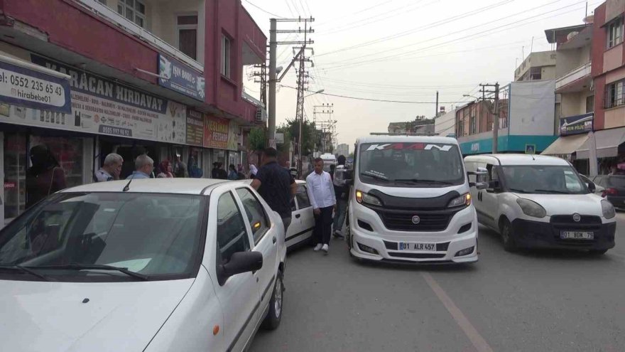 Adana’da otomobil dükkana girdi: 2 yaralı