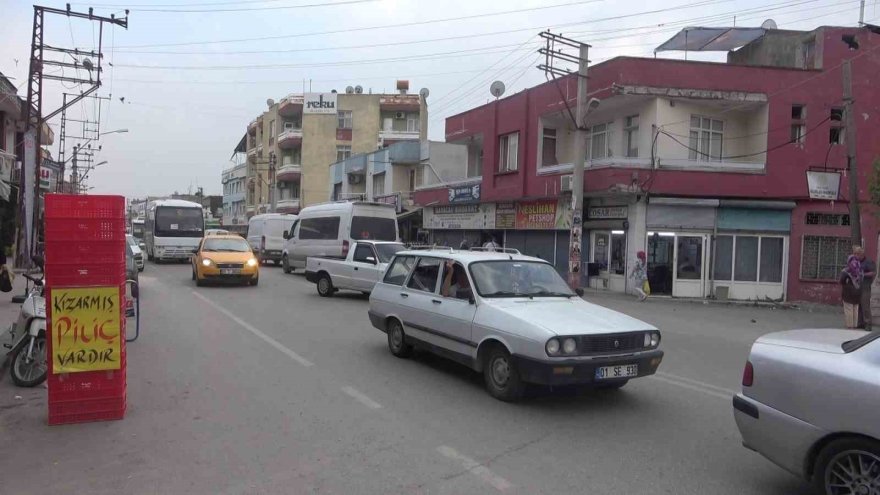 Adana’da otomobil dükkana girdi: 2 yaralı