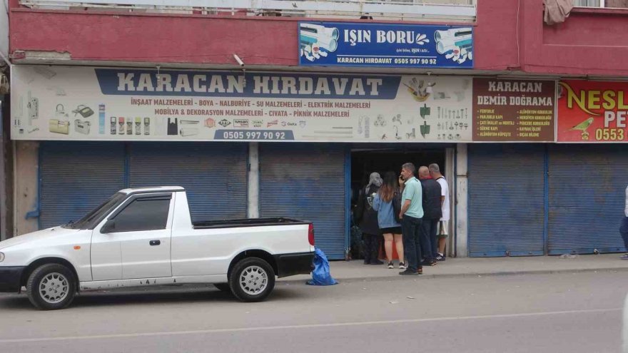 Adana’da otomobil dükkana girdi: 2 yaralı