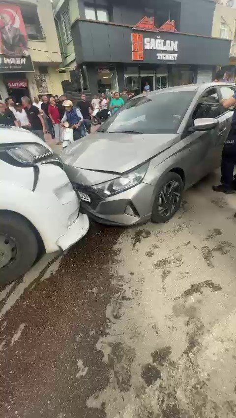 Adana’da iş yerine düzenlenen silahlı saldırıda otomobiliyle seyreden kadın sürücü vuruldu