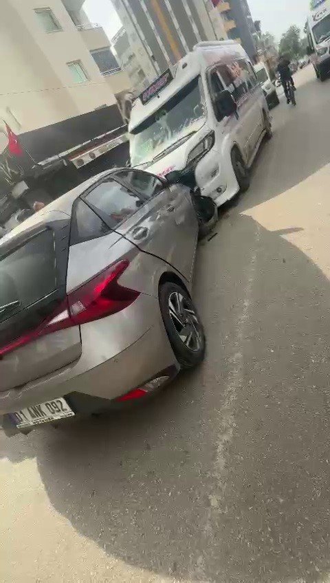 Adana’da iş yerine düzenlenen silahlı saldırıda otomobiliyle seyreden kadın sürücü vuruldu